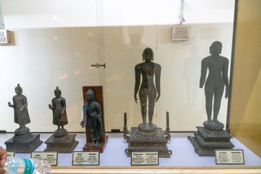 Chennai, Tamil Nadu, Hindistan - 02.07.2025: Farklı boyutlarda heykeller sergilenmektedir. En küçük heykelin adı 