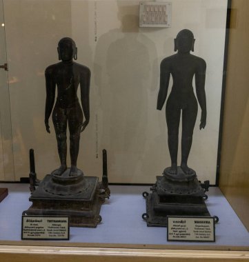 Chennai, Tamil Nadu, Hindistan - 02.07.2025: Cam bir kutuda iki insan heykeli sergileniyor. Heykellerden biri 