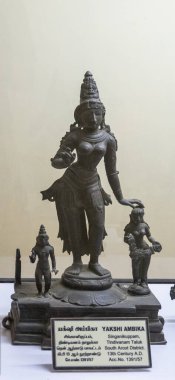 Chennai, Tamil Nadu, Hindistan - 02.07.2025: Çocuk tutan bir kadın heykeli. Heykel Hindistan 'dan. Heykel bir müzede sergileniyor. Chennai 'de.