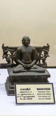 Chennai, Tamil Nadu, Hindistan - 02.07.2025: Bankta oturan bir adamın heykeli. Heykelin adı Mahavir. Banka ahşaptan yapılmıştır. Chennai 'de.