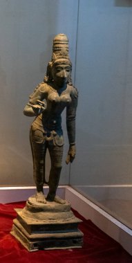 Chennai, Tamil Nadu, Hindistan - 02.07.2025: Başlıklı bir kadın heykeli. Bronzdan yapılmış. Heykel kırmızı halıda. Chennai 'de.