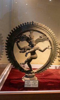 Chennai, Tamil Nadu, Hindistan - 02.07.2025: Uzun etekli ve uzun saçlı bir kadın heykeli. Heykel bir çantada. Chennai 'de.