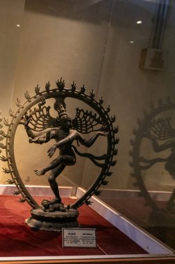 Chennai, Tamil Nadu, Hindistan - 02.07.2025: Uzun etekli ve uzun kolyeli bir kadın heykeli. Heykel cam bir kutunun içinde. Chennai 'de.