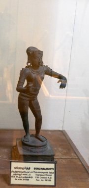 Chennai, Tamil Nadu, Hindistan - 02.07.2025: Cam bir kutuda bir kadın heykeli sergileniyor. Heykel Sundaramurti adında bir kadına ait. Chennai 'de.