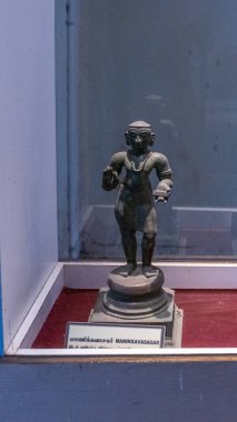 Chennai, Tamil Nadu, Hindistan - 02.07.2025: Cam bir kutuda bir erkek heykeli sergileniyor. Heykel, elinde kitap tutan bir adamın heykeli. Chennai 'de.