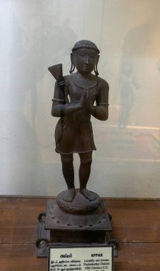 Chennai, Tamil Nadu, Hindistan - 02.07.2025: Çubuk tutan bir kadın heykeli. Heykel bir kaidede. Chennai 'de.