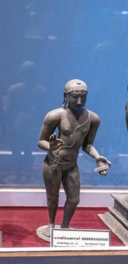 Chennai, Tamil Nadu, Hindistan - 02.07.2025: Cebinde eli olan bir adamın heykeli. Heykel cam bir kutunun içinde. Chennai 'de.