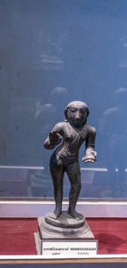 Chennai, Tamil Nadu, Hindistan - 02.07.2025: Cam bir kutuda bir erkek heykeli sergileniyor. Heykel, elini kaldırmış bir kişinin heykeli. Chennai 'de.