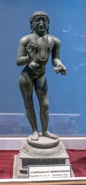 Chennai, Tamil Nadu, Hindistan - 02.07.2025: Boynunda kolye olan bir adam heykeli. Heykel cam bir kutunun içinde. Chennai 'de.