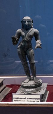 Chennai, Tamil Nadu, Hindistan - 02.07.2025: Cam bir kutuda bir kadın heykeli sergileniyor. Heykel bir Hindu tanrıçasına ait. Chennai 'de.