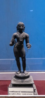 Chennai, Tamil Nadu, Hindistan - 02.07.2025: Kolyesi ve kalçasında eli olan bir kadın heykeli. Heykel cam bir kutunun içinde. Chennai 'de.