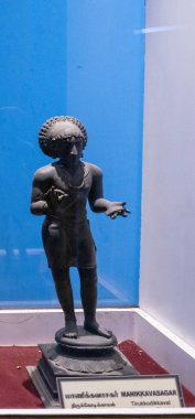 Chennai, Tamil Nadu, Hindistan - 02.07.2025: Mavi arkaplanda bir erkek heykeli sergilenmektedir. Chennai 'de.