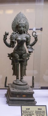 Chennai, Tamil Nadu, Hindistan - 02.07.2025: Altın başlıklı bir kadın heykeli. Heykel cam bir kutunun içinde. Chennai 'de.