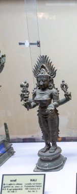 Chennai, Tamil Nadu, Hindistan - 02.07.2025: Kafasında taç olan bir kadın heykeli. Heykel cam bir kutunun içinde. Chennai 'de.