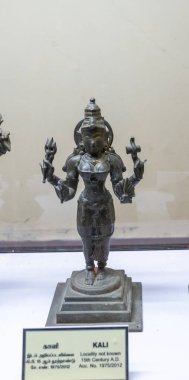 Chennai, Tamil Nadu, Hindistan - 02.07.2025: Kafasında taç olan bir kadın heykeli. Heykel bir müzede sergileniyor. Chennai 'de.