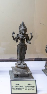 Chennai, Tamil Nadu, Hindistan - 02.07.2025: Elinde çiçek olan bir kadın heykeli. Heykel tezgahta. Chennai 'de.