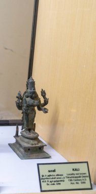 Chennai, Tamil Nadu, Hindistan - 02.07.2025: Elinde lamba olan bir kadın heykeli. Heykel 1290 yılında Chennai 'de yapılmış.