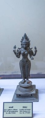 Chennai, Tamil Nadu, Hindistan - 02.07.2025: Kafasında taç olan bir kadın heykeli. Heykel Hindistan 'dan. Chennai 'de.