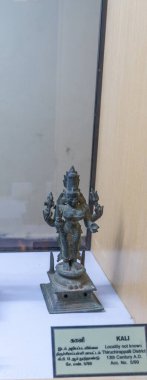 Chennai, Tamil Nadu, Hindistan - 02.07.2025: Üzerinde taç olan bir kadın heykeli. Heykel Hindistan 'dan. Cam bir kutunun içinde. Chennai 'de.