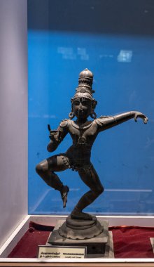 Chennai, Tamil Nadu, Hindistan - 02.07.2025: Şapkalı bir kişinin heykeli. Heykel cam bir kutunun içinde. Chennai 'de.