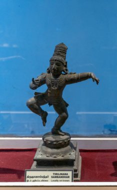 Chennai, Tamil Nadu, Hindistan - 02.07.2025: Kostümlü bir adam heykeli. Heykel cam bir kutunun içinde. Chennai 'de.