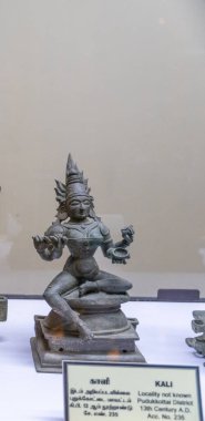 Chennai, Tamil Nadu, Hindistan - 02.07.2025: Heykel üzerinde oturan bir kadın heykeli. Heykel Kali ismiyle etiketlenmiş. Chennai 'de.