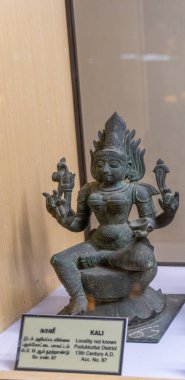 Chennai, Tamil Nadu, Hindistan - 02.07.2025: Kayanın üzerinde oturan bir kadın heykeli. Heykel M.S. 13. yüzyıldan kalma. Chennai 'de.