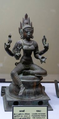 Chennai, Tamil Nadu, Hindistan - 02.07.2025: Heykel üzerinde oturan bir kadın heykeli. Heykel Hindistan 'dan ve bronzdan yapılmıştır. Chennai 'de.