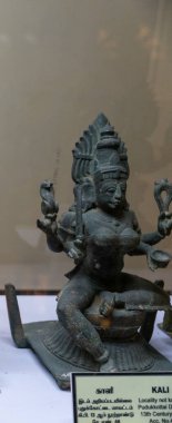 Chennai, Tamil Nadu, Hindistan - 02.07.2025: Heykel üzerinde oturan bir kadın heykeli. Heykel Hindistan 'dan ve bronzdan yapılmıştır. Chennai 'de.