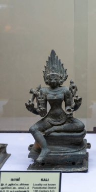 Chennai, Tamil Nadu, Hindistan - 02.07.2025: Bankta oturan bir kadın heykeli. Heykelin adı Kali. Heykel bronzdan yapılmıştır. Chennai 'de.