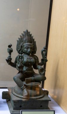 Chennai, Tamil Nadu, Hindistan - 02.07.2025: Heykel üzerinde oturan bir kadın heykeli. Heykel bronzdan yapılmıştır. Chennai 'de.