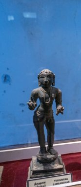 Chennai, Tamil Nadu, Hindistan - 02.07.2025: Kolyeli bir kadın heykeli. Heykel bir müzede. Chennai 'de.