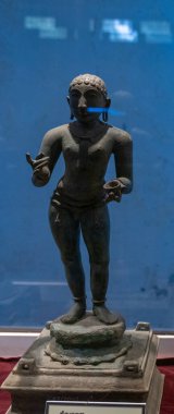 Chennai, Tamil Nadu, Hindistan - 02.07.2025: Elinde mavi bir nesne olan bir kadın heykeli. Heykel bir kaidede. Chennai 'de.