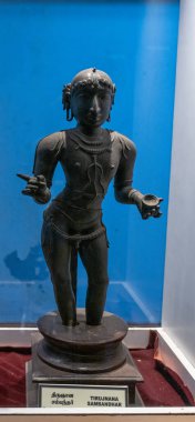 Chennai, Tamil Nadu, Hindistan - 02.07.2025: Lamba tutan bir kadın heykeli. Heykel cam bir kutunun içinde. Chennai 'de.