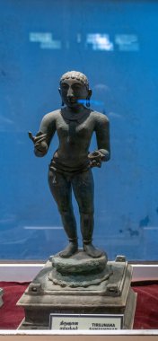 Chennai, Tamil Nadu, Hindistan - 02.07.2025: Kafasında mavi kuş olan bir kadın heykeli. Heykel cam bir kutunun içinde. Chennai 'de.