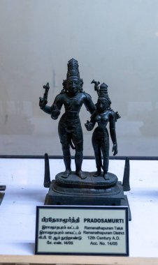 Chennai, Tamil Nadu, Hindistan - 02.07.2025: Pradosamurti adında bir kadın ve erkeğin heykeli. Heykel tezgahta. Chennai 'de.