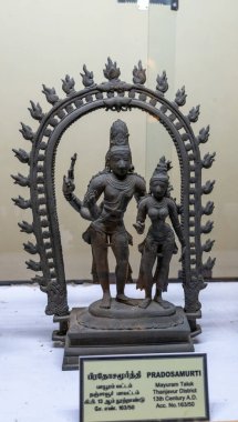 Chennai, Tamil Nadu, Hindistan - 02.07.2025: Pradosamurti plakalı bir kadın ve erkeğin heykeli. Heykel bir müzede. Chennai 'de.
