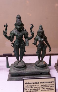 Chennai, Tamil Nadu, Hindistan - 02.07.2025: Pradosamurti adında bir kadın ve erkeğin heykeli. Adam elinde bir kuş tutuyordu. Chennai 'de.