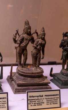 Chennai, Tamil Nadu, Hindistan - 02.07.2025: Üzerinde Pradosamurti yazan iki kişinin heykeli. Heykel bir kaidede. Chennai 'de.