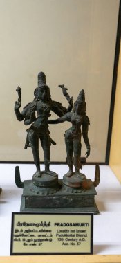 Chennai, Tamil Nadu, Hindistan - 02.07.2025: Pradosamurti adında iki kişinin heykeli. Heykel bir kutuda sergileniyor. Chennai 'de.