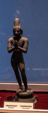 Chennai, Tamil Nadu, Hindistan - 02.07.2025: Müzede bir kadın heykeli sergileniyor. Heykel Chandesvara 'nın ve bronzdan yapılmıştır. Chennai 'de.