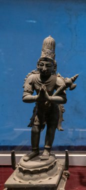 Chennai, Tamil Nadu, Hindistan - 02.07.2025: elinde kılıç olan bir adamın heykeli. Heykel bir müzede sergileniyor. Chennai 'de.
