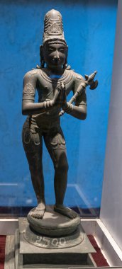 Chennai, Tamil Nadu, Hindistan - 02.07.2025: Şapkalı bir adamın heykeli. Heykel siyah ve üzerinde 100 numara var. Chennai 'de.