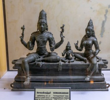 Chennai, Tamil Nadu, Hindistan - 02.07.2025: Bankta oturan bir kadın ve erkeğin heykeli. Adam bir sopa tutuyor. Chennai 'de.