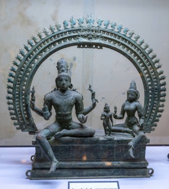 Chennai, Tamil Nadu, Hindistan - 02.07.2025: Bir kaide üzerinde oturan bir erkek ve iki kadın heykeli. Adamın elinde asa var. Chennai 'de.