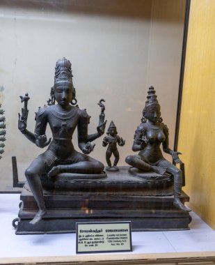 Chennai, Tamil Nadu, Hindistan - 02.07.2025: Bankta oturan bir kadın ve erkeğin heykeli. Adamın kucağında bir çocuk var. Chennai 'de.