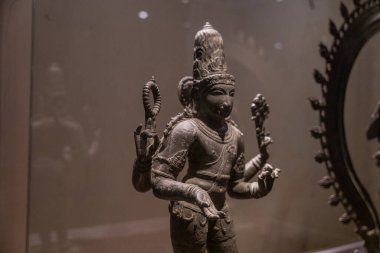 Chennai, Tamil Nadu, Hindistan - 02.07.2025: kafasında taç olan bir adamın heykeli. Heykel metalden yapılmıştır. Chennai 'de.