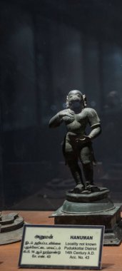 Chennai, Tamil Nadu, Hindistan - 02.07.2025: Göğsünde eli olan bir kadın heykeli. Heykel M.Ö. 1494 yılından kalma. Chennai 'de.