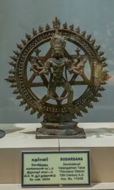 Chennai, Tamil Nadu, Hindistan - 02.07.2025: Üzerinde taç olan bir adamın heykeli. Heykel bir kaidede. Chennai 'de.