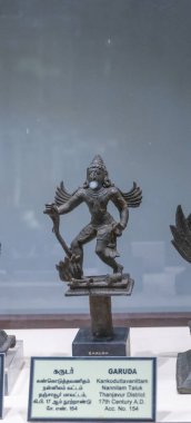 Chennai, Tamil Nadu, Hindistan - 02.07.2025: kafasında kanatları olan bir adamın heykeli. Heykel bir kaidede. Kaidesi siyahtır. Chennai 'de.